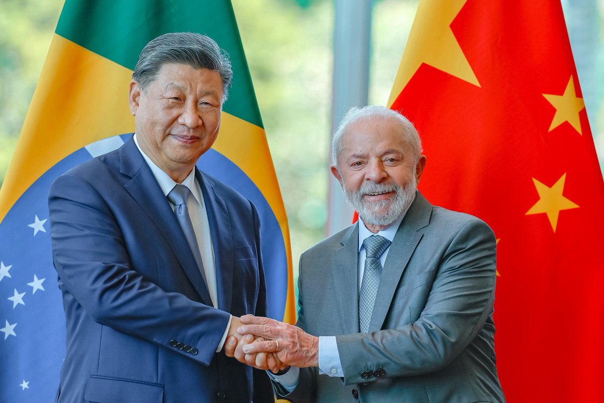 pedrorousseff's tweet photo. 🚨 ÉPICO! Brasil RESISTE ao tarifaço de Trump e SUPERÁVIT COMERCIAL CRESCE 31,9% no ano!

Saldo positivo CHEGA A US$ 49 BILHÕES após Lula REDIRECIONAR exportações para China e União Europeia!

LULA HERÓI DO POVO E DA ECONOMIA! 🦑🇧🇷👏 https://t.co/6vhkI1X8SV