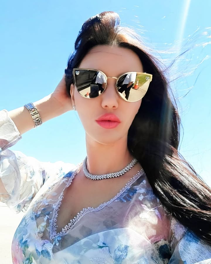 Gitterol0tp15's tweet photo. Sunshine on my face, confidence in my hear #Sunshine #BeautifulDay #Confidence #ElegantStyle https://t.co/QxoZ16UboT