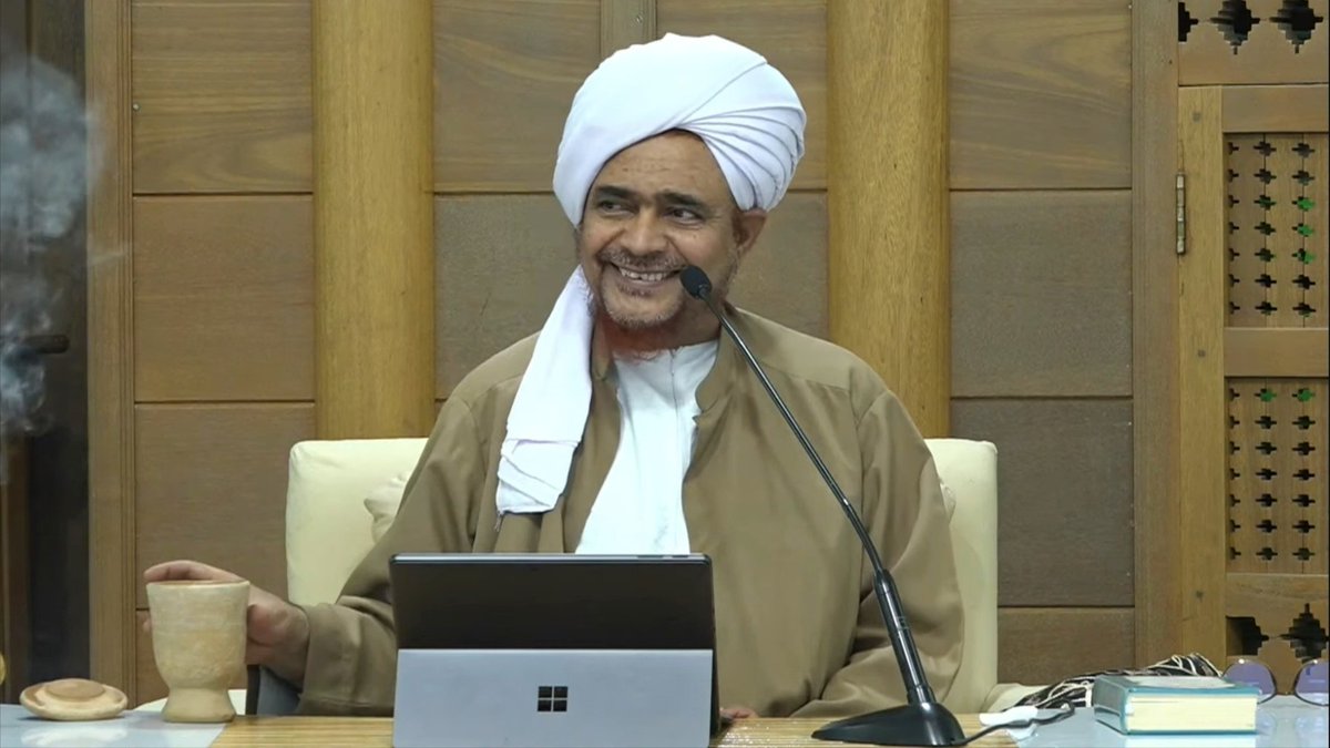 habibomar's tweet photo. 3- دروس دورة طلاب شرق آسيا

يواصل الحبيب عمر شرح كتاب "سيدنا محمد رسول الله" للشيخ عبدالله سراج الدين.

 ومما جاء في الدرس الأول:
* ​بيان اهتمام الإسلام وشرع النبي ﷺ البالغ بالنظافة والطهارة ظاهراً وباطناً، وفضل تجديد الوضوء.
* ​أسرار السواك وفوائده: السواك مرضاة للرب ومطهرة للفم، ومن عجيب أسراره أنه يُغضب الشيطان، ويُذكِّر العبد بالشهادة عند الموت.
* ​آداب السواك: يُسن إمساكه باليد اليمنى (الخنصر والإبهام من أسفل، والثلاثة أصابع من أعلى)، والبدء من الجانب الأيمن للفم، وتمريره على اللثة وسقف الحلق، مع قص رأسه المستخدم كل ثلاثة أيام إلى أسبوع لتجديد الفائدة.

​ لمشاهدة الدرس:
https://t.co/CNQQl6GiJ2

4- دروس دورة الناطقين باللغة الإنجليزية

بدأ الحبيب عمر بشرح كتاب "دروس السيرة النبوية الشريفة" للحبيب هادي بن أحمد الهدار.

 ومما جاء في الدرس الأول:
* ​التأكيد على أهمية معرفة المسلم لنسب نبيه ﷺ الشريف الذي ينتهي إلى سيدنا إسماعيل بن إبراهيم عليهما السلام، ومولده الشريف بمكة في عام الفيل.
* ​التنبيه على أنه من الغريب أن يحفظ المسلم أسماء المشاهير ويجهل نسب وسيرة أعظم خلق الله محمد ﷺ.

​ لمشاهدة الدرس:
https://t.co/Wxdy1rZUmg

​فعاليات دروس الدورة التعليمية ال32:
- درس الروحة: يومياً ما عدا الخميس والجمعة، حوالي 3:30 عصراً بتوقيت مكة.
- درس السيرة: عصر يومي الخميس والجمعة، 4:30 عصراً بتوقيت مكة.
- درس كشف الغمة: يومياً ما عدا الخميس والجمعة بعد صلاة الفجر، 5:00 صباحاً بتوقيت مكة.

​تبث هذه الدروس بإذن الله تعالى على قناة الإرث النبوي الفضائية وموقع الحبيب عمر وصفحاته الرسمية