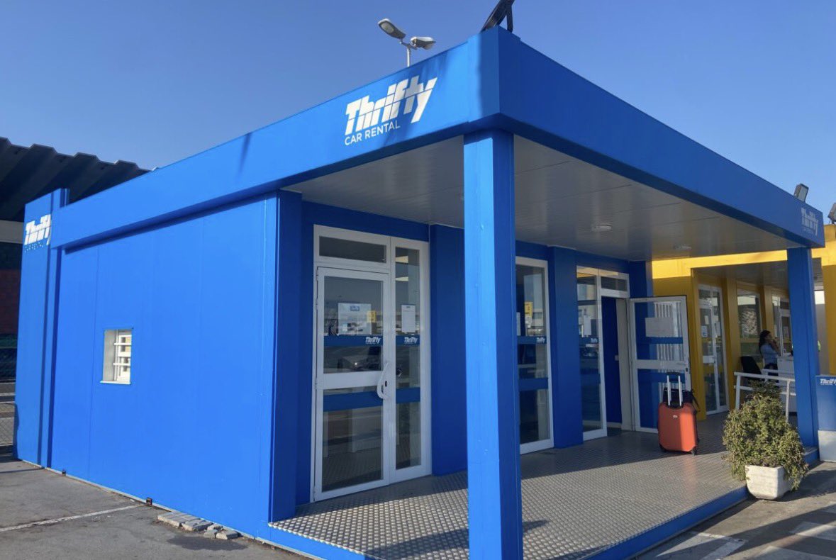 SergiMaranya's tweet photo. 🔴 ATENCIÓ 20.24 h: Una periodista denuncia que un treballador de Thrifty, a la T2 de l’aeroport del Prat, es va negar a lliurar-li les claus d’un cotxe ja pagat i ho va justificar acusant la família d’haver-lo «obligat» a parlar en català.

👉🏻 Segons @alba_tebar_ , els fets van passar el 15 de juny. Després que la mare comentés a la filla que a l’oficina parlaven molts idiomes menys el català, el dependent es va encarar amb elles i finalment els va negar el vehicle. Durant la discussió, va acabar demostrant que parlava català perfectament.

👉🏻 Van trucar als Mossos i el treballador va assegurar que anul·laria la reserva, però no ho va fer. La família va haver de llogar un altre cotxe a última hora i més car per poder continuar el viatge a Bordeus.

👉🏻 Thrifty encara no ha resolt la reclamació i, quan la periodista va escriure en català, li va exigir que ho fes en anglès o castellà. Booking es nega a retornar-li el lloguer perquè diu que no va avisar de la incidència al moment i només li ha reemborsat la part proporcional de l’assegurança. Consum i Política Lingüística ja tenen el cas.

🤔 A Catalunya, parlar català no ens pot convertir en clients de segona mentre qui ens discrimina queda impune. Si els fets s’acrediten, Consum ha de sancionar Thrifty, l’empresa ha de retornar fins a l’últim euro i aquest treballador ha de ser acomiadat. La catalanofòbia ha de deixar de sortir gratis.