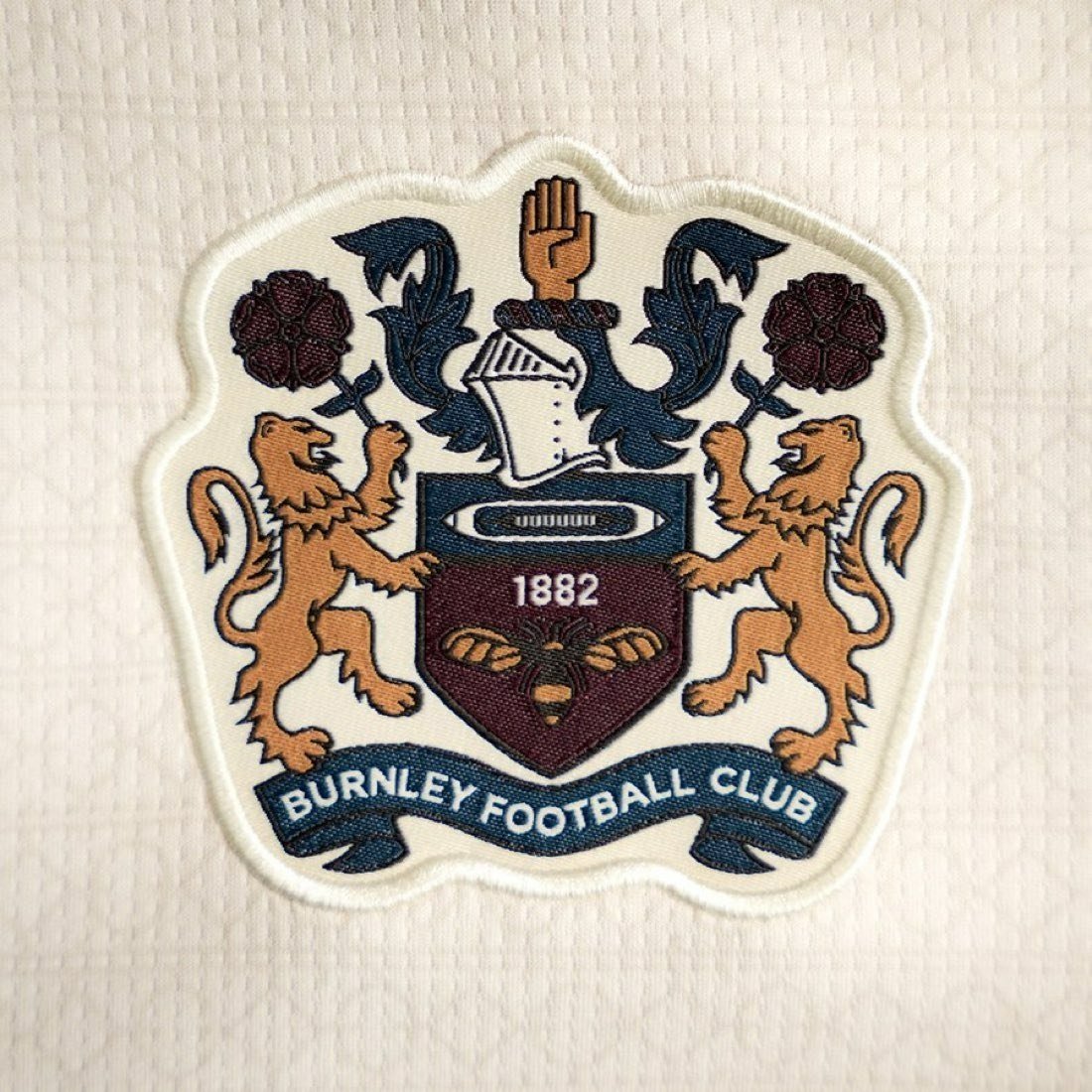 LiveWire_Footy's tweet photo. 🚨🍷 𝐎𝐅𝐅𝐈𝐂𝐈𝐀𝐋: Burnley have unveiled a redesigned club crest, and it looks absolutely spectacular! 🤩🔥 A fresh look, same identity. Clarets fans, what do you think? 

#BurnleyFC #UTC #PremierLeague https://t.co/OnfVm6N2sF