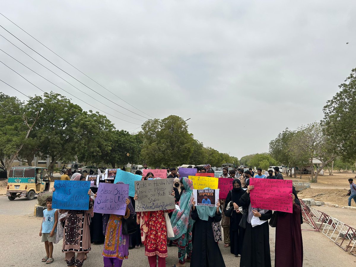 Uzairbaloch__'s tweet photo. A protest rally was held by students at University of Karachi against the recent enforced disappearance of Baloch students. Their demand is to safely bring the illegally detained Baloch students and ensure safety for them within and outside the educational institutions. https://t.co/LRuiuAe1B5