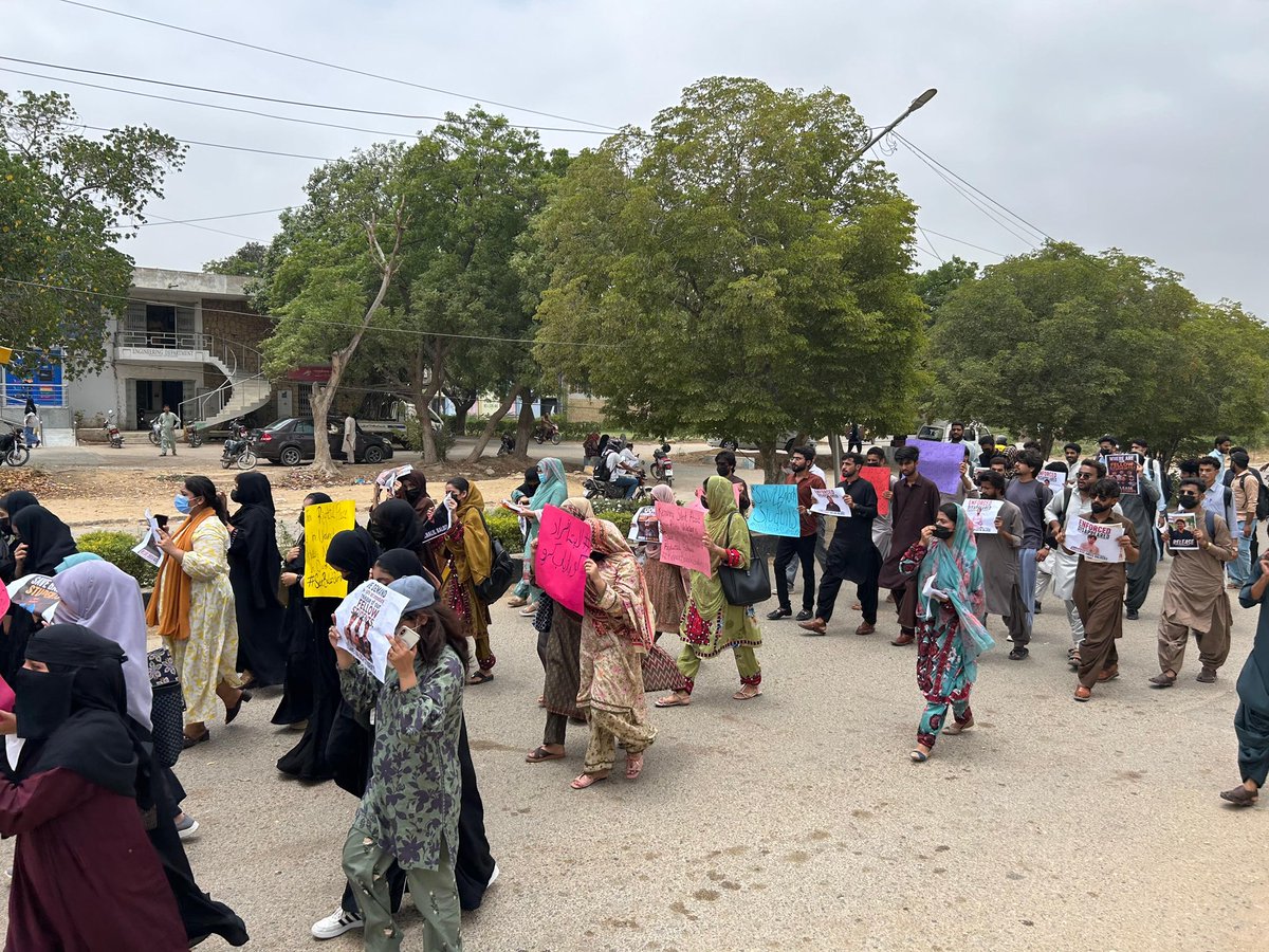 Uzairbaloch__'s tweet photo. A protest rally was held by students at University of Karachi against the recent enforced disappearance of Baloch students. Their demand is to safely bring the illegally detained Baloch students and ensure safety for them within and outside the educational institutions. https://t.co/LRuiuAe1B5