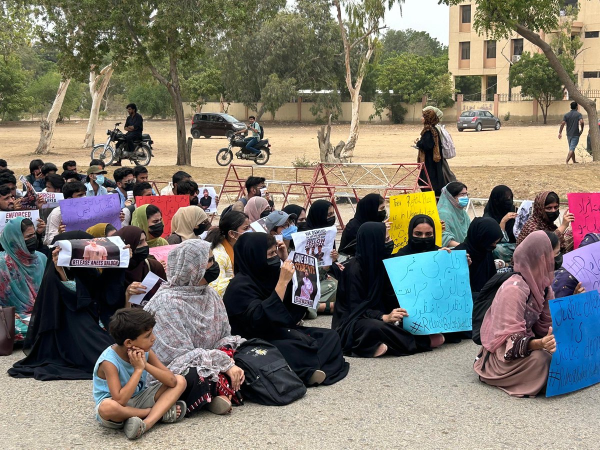 Uzairbaloch__'s tweet photo. A protest rally was held by students at University of Karachi against the recent enforced disappearance of Baloch students. Their demand is to safely bring the illegally detained Baloch students and ensure safety for them within and outside the educational institutions. https://t.co/LRuiuAe1B5