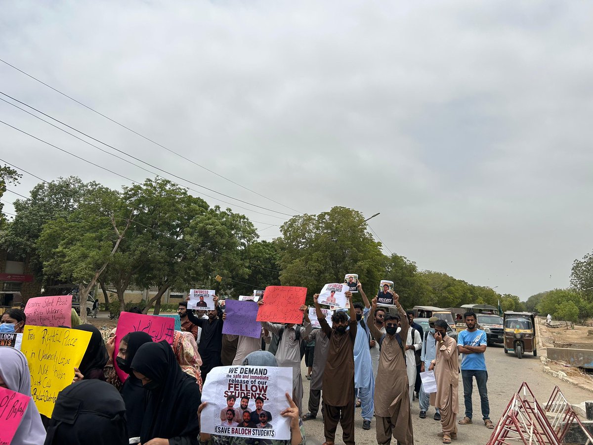 Uzairbaloch__'s tweet photo. A protest rally was held by students at University of Karachi against the recent enforced disappearance of Baloch students. Their demand is to safely bring the illegally detained Baloch students and ensure safety for them within and outside the educational institutions. https://t.co/LRuiuAe1B5