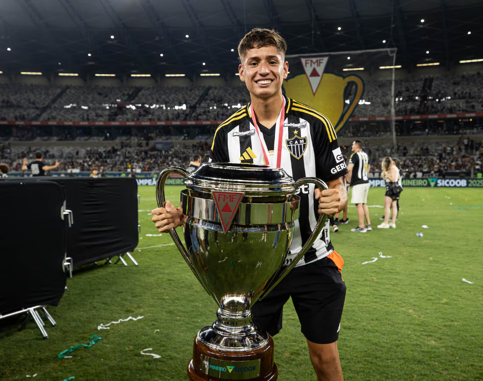 Hanti09's tweet photo. ACUERDO CERRADO

Ivan Roman será nuevo refuerzo de Colo-Colo, el futbolista de 20 años jugará en el cacique por 18 meses. El fin de semana viaja a Chile 

BIENVENIDO al Eterno Campeón

Via : Cesar Luis Merlo https://t.co/EdsBIHG4XK