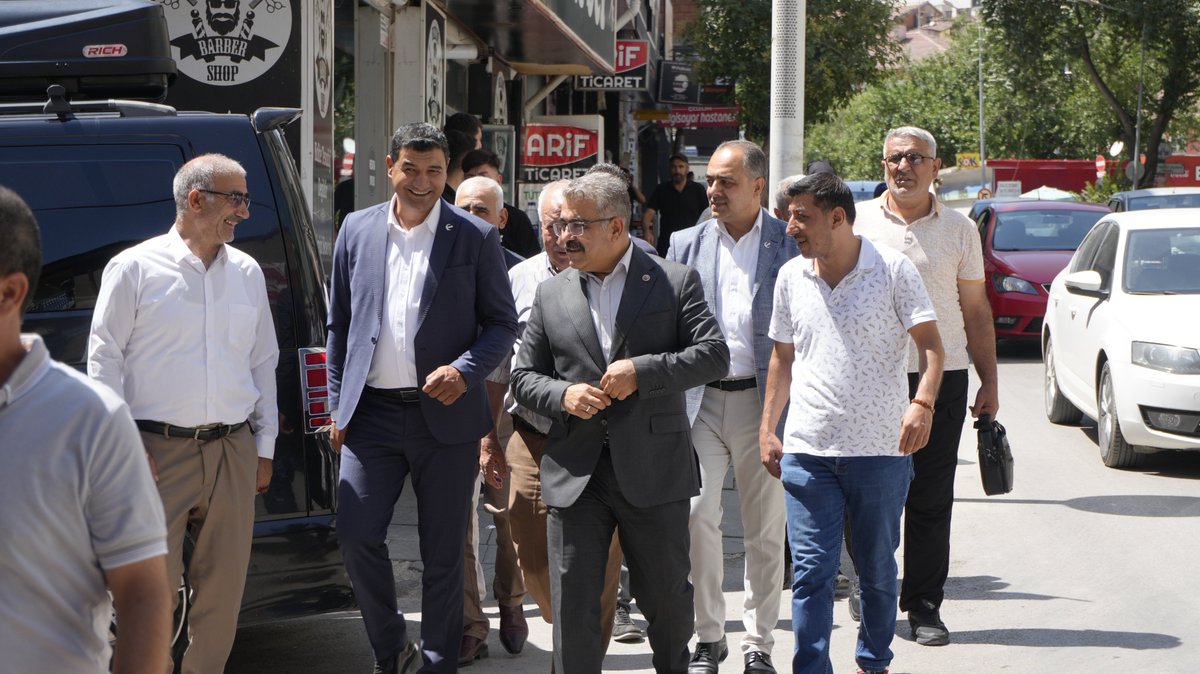 yrprefahelazig's tweet photo. Cuma Buluşmalarımız Devam Ediyor.
Bu hafta Elazığ Belediye Meclis Üyesi Grup Başkanı Osman Cem Karahüseyinoğlu ve Elazığ Merkez İlçe Başkanımız Mücahit Çevik, il yönetimimiz ve Merkez ilçe yönetimimizle birlikte Yeni Mahallesi’nde esnaf ve vatandaşlarımızla bir araya geldi. https://t.co/0ohoUgjdXi