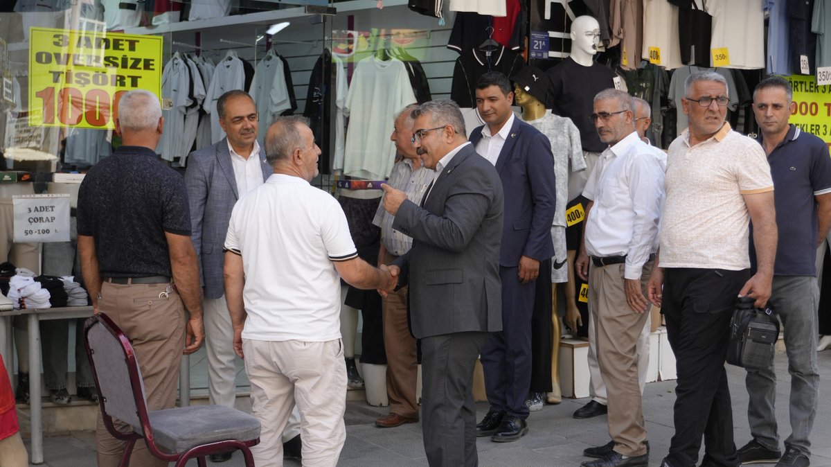 yrprefahelazig's tweet photo. Cuma Buluşmalarımız Devam Ediyor.
Bu hafta Elazığ Belediye Meclis Üyesi Grup Başkanı Osman Cem Karahüseyinoğlu ve Elazığ Merkez İlçe Başkanımız Mücahit Çevik, il yönetimimiz ve Merkez ilçe yönetimimizle birlikte Yeni Mahallesi’nde esnaf ve vatandaşlarımızla bir araya geldi. https://t.co/0ohoUgjdXi