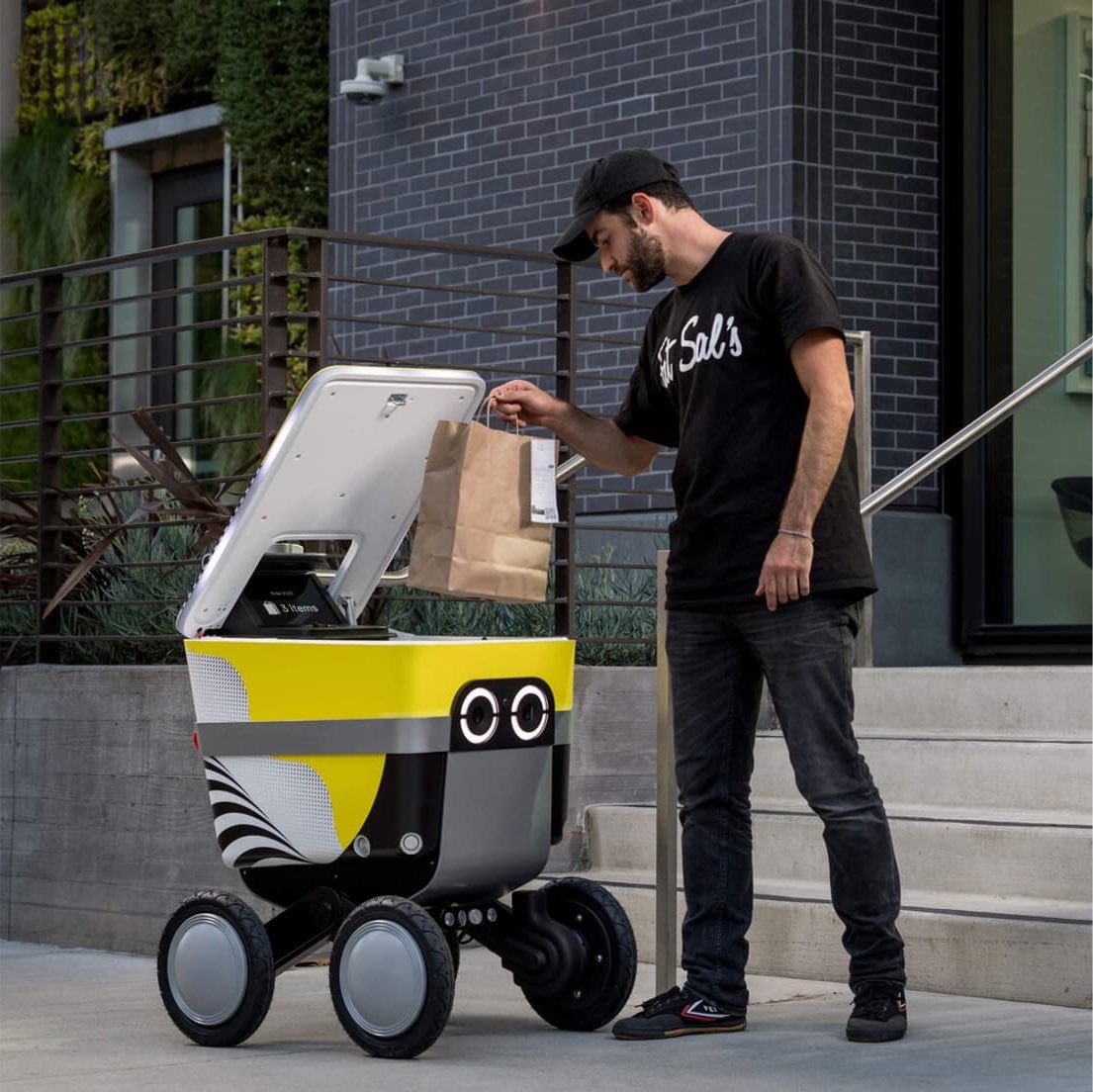Kulturlesite_'s tweet photo. 🚨🤖 LES ROBOTS LIVREURS ARRIVENT EN FRANCE 

Le gouvernement a autorisé les robots de livraison sur la chaussée !! https://t.co/QDPdeZSamY