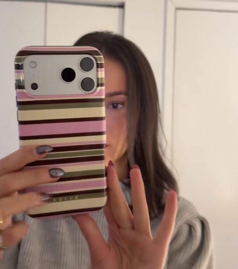 dearjeanyc's tweet photo. this is too accurate 🙇🏻‍♀️

how pinterest sees me:

★ phone case
★ nail art 
★ acessory 
★ hair model https://t.co/AGNBZgMM5r