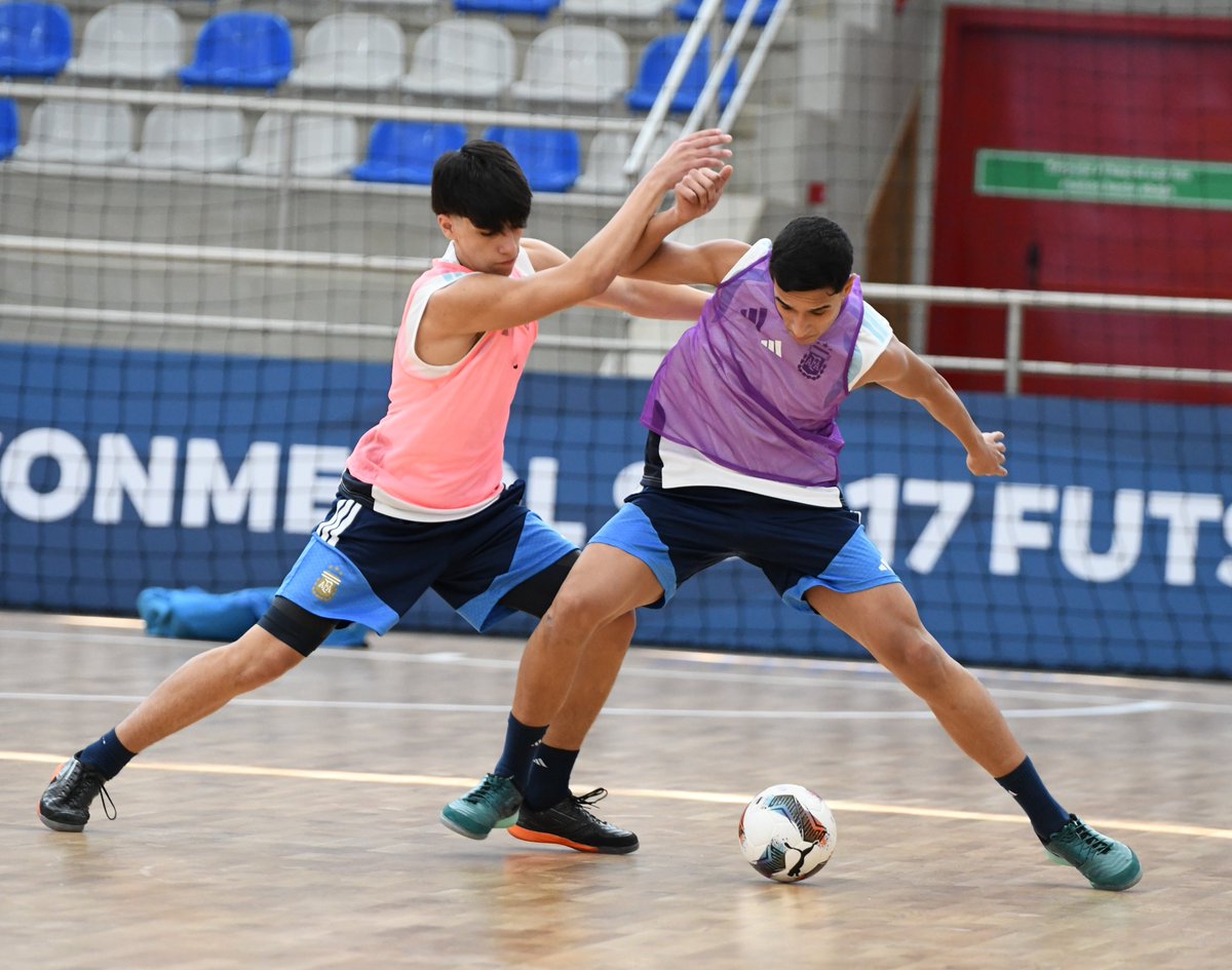 Argentina's tweet photo. #Futsal La Selección Argentina #Sub17 está lista para afrontar el Sudamericano en Asunción.

💪 Sesión en el Complejo SUMA de Conmebol, en la previa del primer partido 🆚 Ecuador 🇪🇨

📰 https://t.co/1cSfl9hekK https://t.co/bGJLBHmSjX