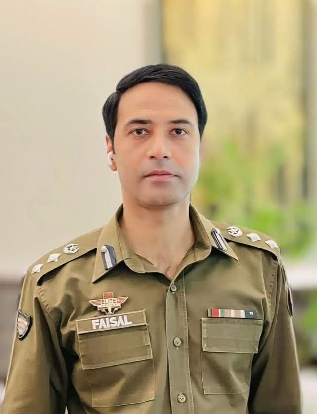 BestOffice78802's tweet photo. محنت ایسی ہو کہ اس شہر🇵🇰 کا بہترین اوفیسر🇵🇰 بن کر نکلے  
✅بہالپور 🇵🇰گۓ تو وہاں کے لوگ🇵🇰 آج بھی یاد کرتے اس جیسا ڈی پی او🇵🇰 نہیں❌ آیا 
✅سیالکوٹ🇵🇰 گۓ تو وہاں کے بہترین اوفیسر🇵🇰 بنے 
✅سرگودھا 🇵🇰گۓ تو وہاں کےبہترین ڈی پی او 🇵🇰بنے  شارق جمال 🇵🇰کہا کرتا تھا میرا سب سے تکڑا ڈی پی او https://t.co/1tSrIGdmV8
