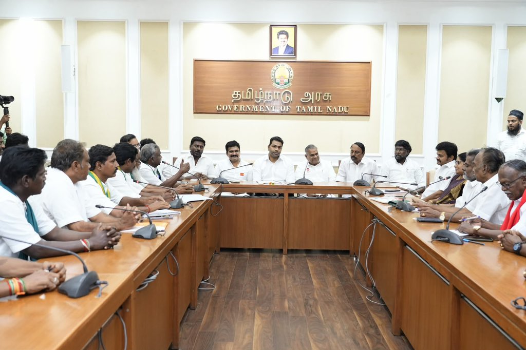 AadhavArjuna's tweet photo. மாண்புமிகு முதல்வர் அவர்களின் வழிகாட்டலில், டெல்டா மாவட்டங்கள் உட்படத் தமிழ்நாடு முழுவதும் 25-க்கும் மேற்பட்ட விவசாயச் சங்கங்களைச் சேர்ந்த பிரதிநிதிகளோடு இன்று தலைமைச் செயலகத்தில் கலந்தாய்வுக் கூட்டம் நடைபெற்றது. இதில், மாண்புமிகு அமைச்சர்கள் திரு. N. ஆனந்த் அவர்கள், திரு. செங்கோட்டையன் அவர்கள், திரு. CTR. நிர்மல் குமார் அவர்கள், திரு. வெங்கட்ரமணன் அவர்கள், திரு. ராஜ்மோகன் அவர்கள், திரு. V. காந்திராஜ் அவர்கள் மற்றும் திரு. R. வினோத் அவர்களுடன் பங்கேற்றேன்.

இக்கூட்டத்தில் விவசாயிகளின் குறைகள் மற்றும் கோரிக்கைகள் விரிவாகக் கலந்தாலோசிக்கப்பட்டன. இந்தக் கூட்டம் குறித்த விவரங்கள் உடனடியாக மாண்புமிகு முதலமைச்சரின் கவனத்திற்குக் கொண்டு செல்லப்பட்டு, உரிய நடவடிக்கைகள் மேற்கொள்ளப்படும்.
1/2