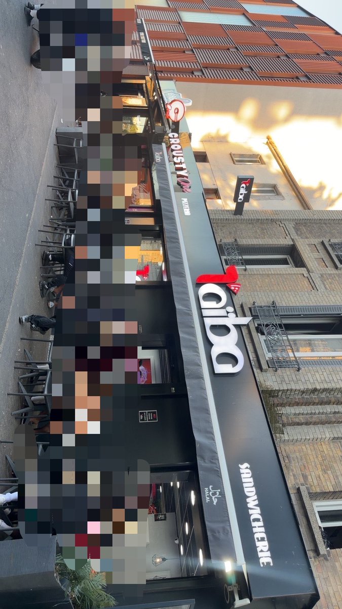 9nirm3's tweet photo. comment tu peux pour ne pas être grosse quand t’habite à sdn et que y’a tt les fastfoods à côté https://t.co/bPDEcKnIBM