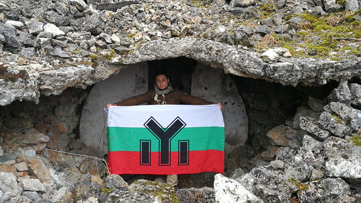 bgnsnet's tweet photo. #25годиниБНС

По време на Първата световна война на 16 септември 1918 части на Антантата започват ново масирано настъпление срещу Дойранската позиция. Срещу защитаващата я Девета плевенска дивизия (около 30 000 души), под командването на генерал-майор Владимир Вазов, са хвърлени 4 английски, 2 гръцки и 1 френска дивизии с числен състав над 75 000 души. На 19 септември 1918 г. Българската армия спират настъплението на британските сили  - това е последната, най-героична и най-кървава страница от Дойранската епопея.

Точно 100 години по късно, през 2018 год��на, няколко активисти на Български Национален Съюз посетиха мястото, на което са се намирали българските позиции и където българския войник се окичи със световна слава.

След един век растителността беше покрила склоновете, по които са били разположени българските позиции. Времето и зложелатели също са казали своето по отношение на паметници и укрепления. Въпреки това си личеше в каква непревземаема крепост са били превърнати ридовете от българската войска. Траншеи и бункери са осеяли местността. Фердинандовата чешма, посветена на загиналите герои от 34 пехотен троянски полк, която е възстановена през 2010 година, също напомня за онези славни времена.

Усещането да вървиш през позициите, които някога са бранели дедите ни. Да нощуваш в гората, в която някога на пост са стояли храбрите ни воини. Да се спуснеш в окопите, спрели вълна след вълна нашественици. Да влезеш в бункерът, някога наричан с ужас от англичаните „Окото на дявола“. Да видиш четири скромни кръста, забити на дърво, напомнящи за четирима славни синове на майка България, оставили костите си там. Да наблюдаваш местността от мястото, на което някога е стоял самият генерал Вазов… Това е едно преживяване, което трудно може да бъде описано.