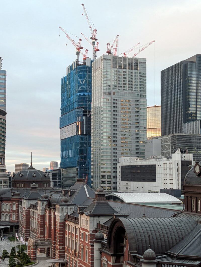 ViewTokyo's tweet photo. トーチタワーの建設状況｜高さ385mで日本一となるビルが32階付近を施工中【2026年8月5・6日撮影】
ついにお隣の、サピアタワーの高さを超え���いました。
https://t.co/CnjqohGs9b
#千代田区 #トーチタワー https://t.co/HtDnK09cus
