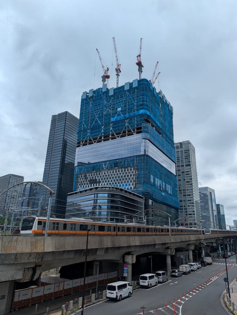 ViewTokyo's tweet photo. トーチタワーの建設状況｜高さ385mで日本一となるビルが32階付近を施工中【2026年8月5・6日撮影】
ついにお隣の、サピアタワーの高さを超え���いました。
https://t.co/CnjqohGs9b
#千代田区 #トーチタワー https://t.co/HtDnK09cus