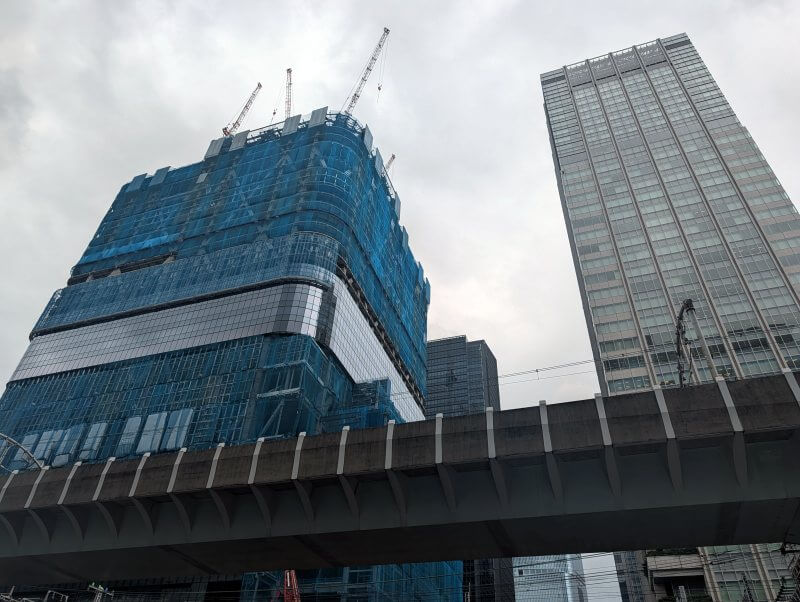 ViewTokyo's tweet photo. トーチタワーの建設状況｜高さ385mで日本一となるビルが32階付近を施工中【2026年8月5・6日撮影】
ついにお隣の、サピアタワーの高さを超え���いました。
https://t.co/CnjqohGs9b
#千代田区 #トーチタワー https://t.co/HtDnK09cus