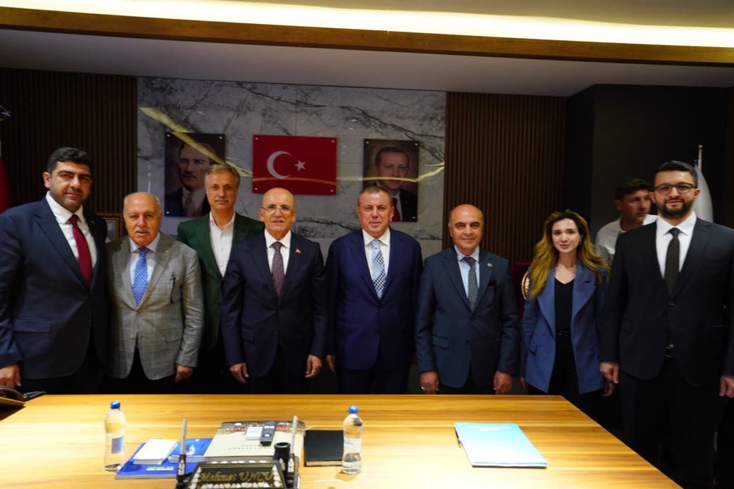 _yusufcoskun's tweet photo. 📍Mardin | AK Parti İl Başkanlığı 

Hazine ve Maliye Bakanımız Sayın @memetsimsek ile birlikte, İl Başkanımız Mehmet Uncu, Midyat Belediye Başkanımız Veysi Şahin ve teşkilat mensuplarımızın katılımıyla AK Parti Mardin İl Danışma Meclisi Toplantımızı gerçekleştirdik.

Toplantımızda teşkilat çalışmalarımızı kapsamlı şekilde değerlendirerek, önümüzdeki döneme ilişkin hedeflerimiz ve sahadaki çalışmalarımız üzerine verimli istişarelerde bulunduk.

Güçlü teşkilat anlayışımız ve ortak hedeflerimiz doğrultusunda, milletimize hizmet yolculuğumuzu aynı kararlılık ve gayretle sürdüreceğiz.

İl Danışma Meclisi Toplantımızın teşkilatımıza, Mardin’imize ve ülkemize hayırlı olmasını temenni ediyorum.