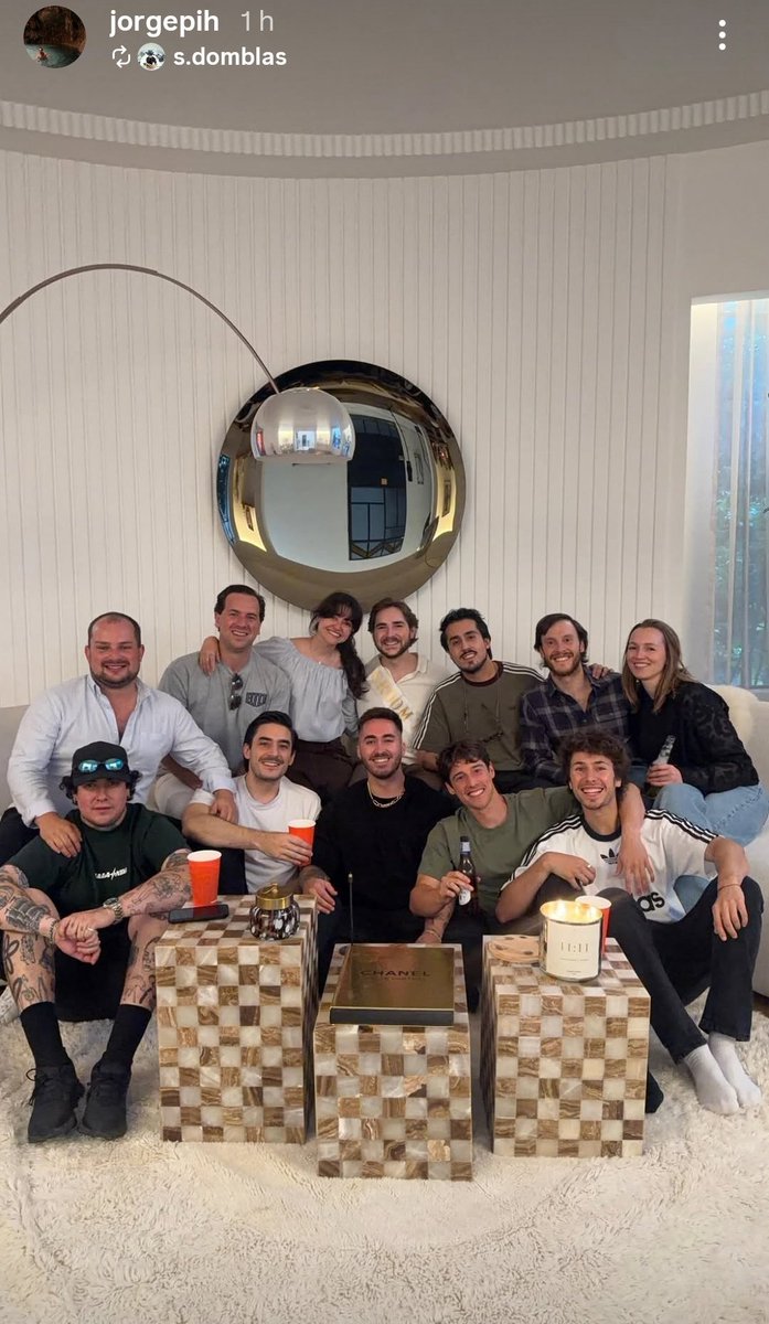 PopcornPoker543's tweet photo. Y estas desesperado ✖️ vender t 🎪? 🤣🤣 #JUANGAY 🌈 colocando q l 🏡 diseñada ✖️ l #NOVIALAVANDA @macabeso pero es t 🏡? 🤔✖️ Q siempre está llena d #PARASITOS y t eres l #ROOMME el #PATRON como dueño y sr d l 🏠 estudio el chiste s seguira contando solo @colourstalent 🤡 🎪🌈 https://t.co/nfZisYLUag