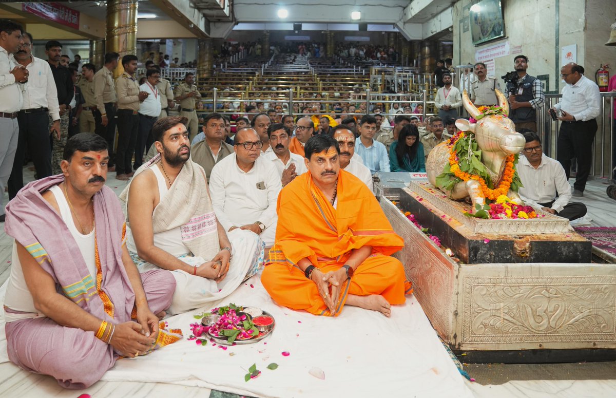 DrMohanYadav51's tweet photo. जय श्री महाकाल! 

आज उज्जैन में श्री महाकालेश्वर मंदिर में बाबा महाकाल की शयन आरती में सम्मिलित होकर दर्शन-पूजन किए।

बाबा महाकाल से सभी के मंगल एवं कल्याण की कामना की।

आरती उपरांत श्रद्धालुओं से आत्मीय भेंट कर उनसे बातचीत की। https://t.co/okPobNaEgO