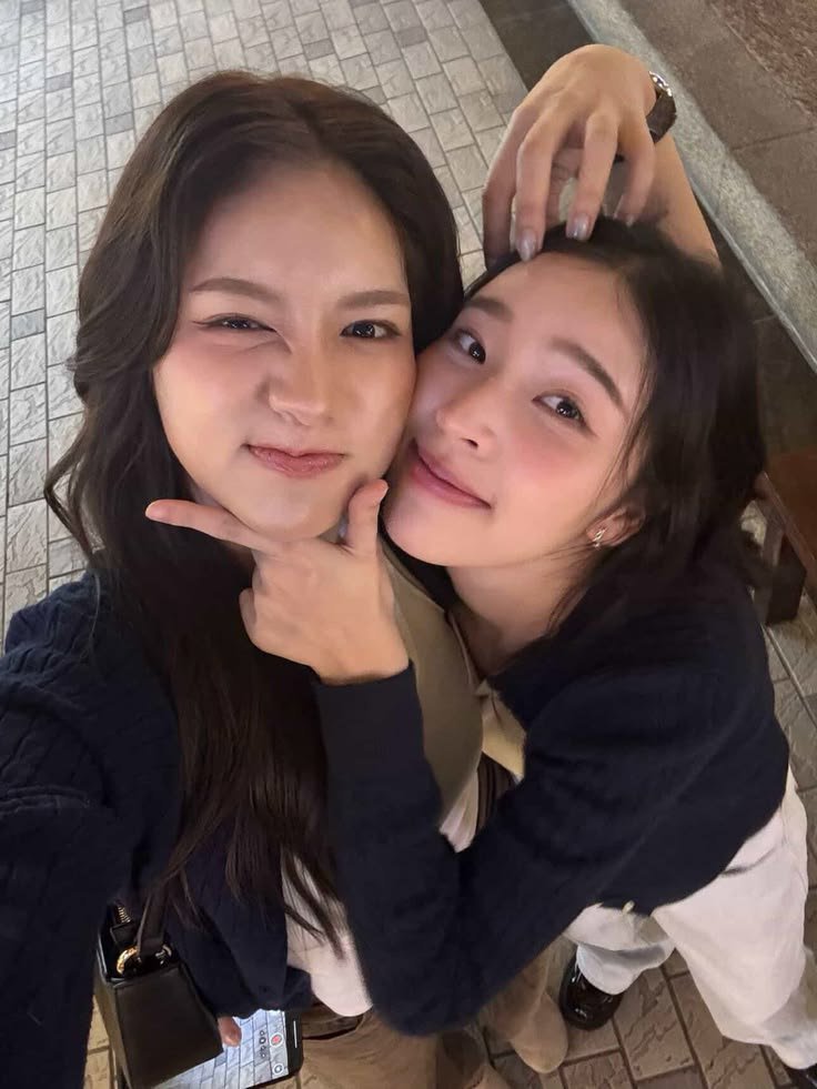 eieneie's tweet photo. Joining the fun~🙈
#PlusASelcaDay https://t.co/KptgdCjStf