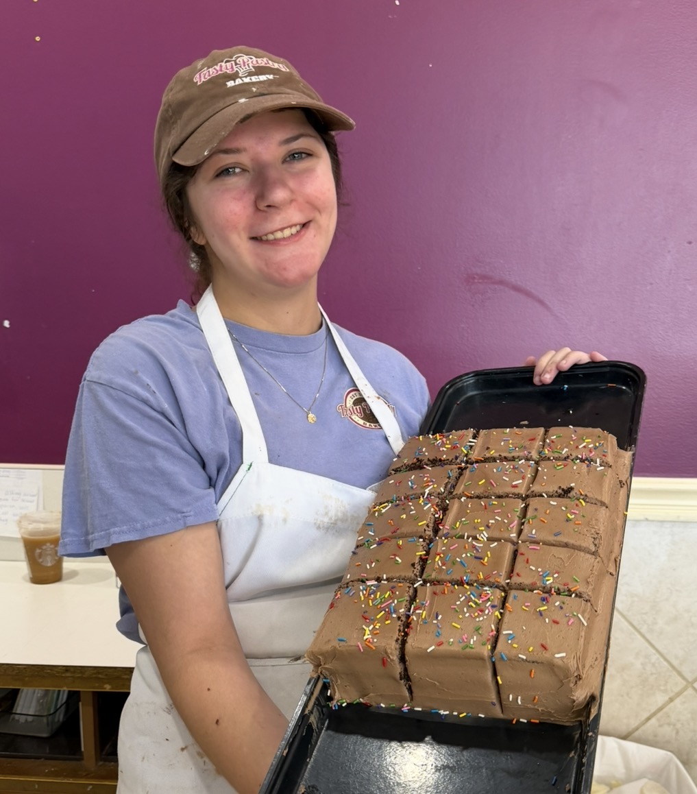 TastyPastryFL's tweet photo. Not wanting to buy an entire cake, don’t worry. We serve chocolate or vanilla cake squares to satisfy those cravings 😏 https://t.co/1xcdrhv6Dd