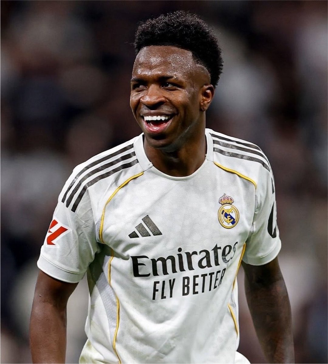CFC_ZAMBA's tweet photo. Kvaratskelia or Vinicius who will you rather have in your team? https://t.co/5IC7PPwdAX