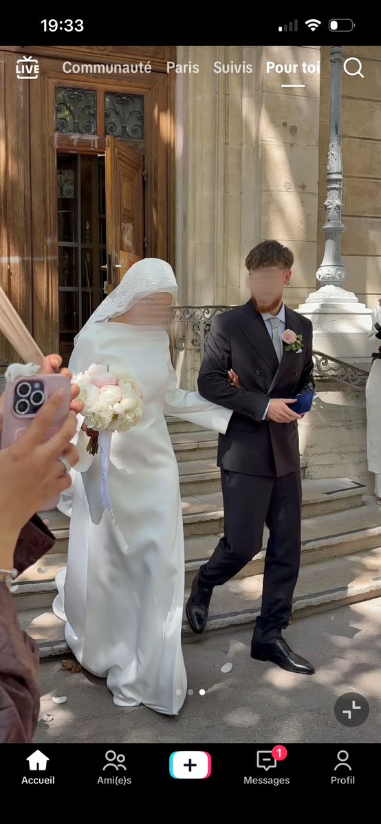 nryyhz's tweet photo. mais wow le bouquet il est incroyable et la robe incroyable le rêve https://t.co/AtuUNJUuyX