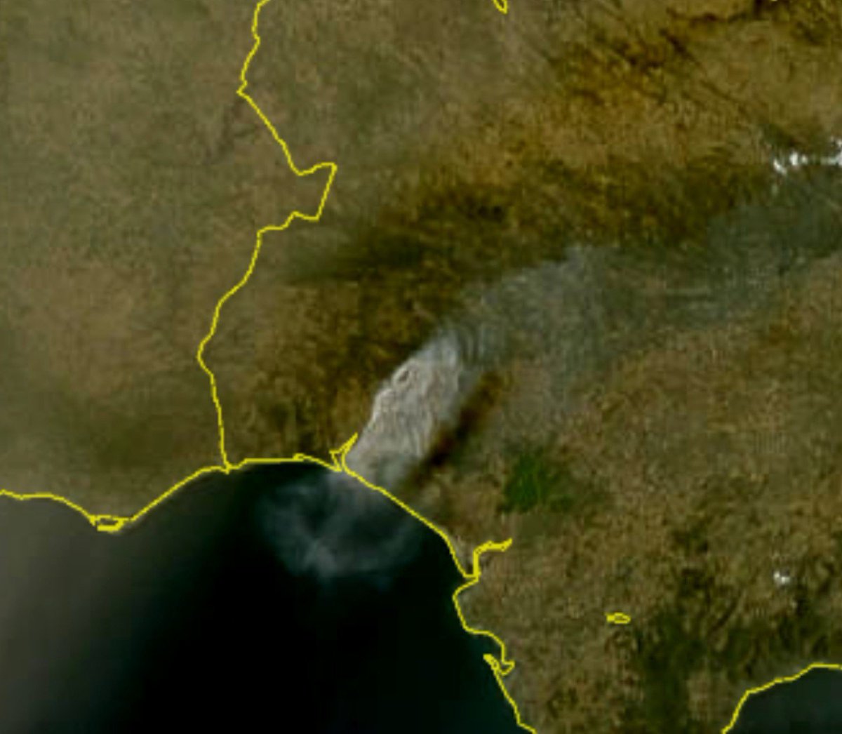 Meteohuelva's tweet photo. La imagen de satélite empieza a mostrar las grandes dimensiones que está tomando el incendio de Niebla 😓 https://t.co/X1Ijn8ei1Y