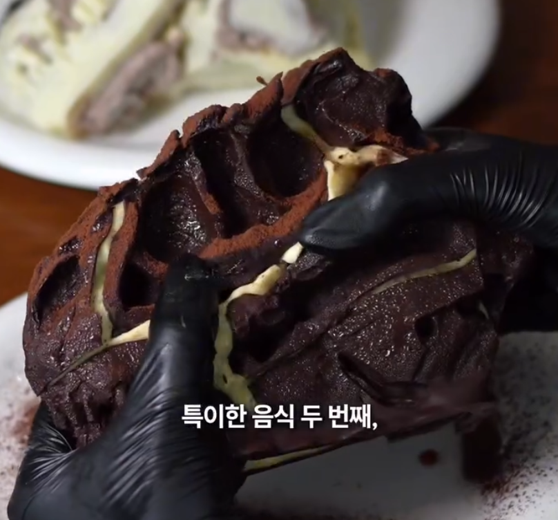 laterinfo_'s tweet photo. 공룡 덕후라면 여길 가보시라.. 
수원시 렉스프레소 뮤지엄임.
진짜 리얼하게 만들어서 보는 맛도 있고 
콱 뿌수면 쾌감 미쳐서 왁뿌 따로 살 필요도 없음.. 
안에는 에스프레소가 촉촉하게 밴 티라미수가 들어 있어서 개맛도리.. https://t.co/lT2x7Iw0q2