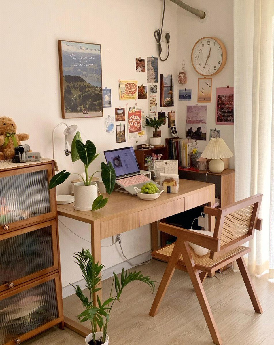 RosalindBrdcxq's tweet photo. My perfect small desk setup: less clutter, more green plants, and a warm desk lamp that turns work moments into cozy ones. https://t.co/GHUFMZUa0C