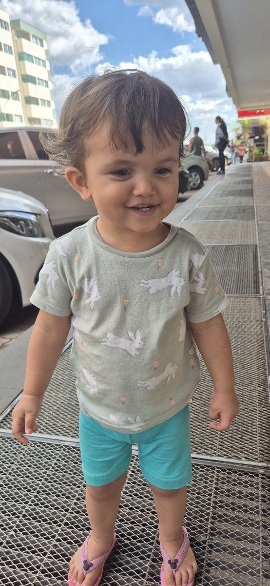evathaty_'s tweet photo. Hoje eu quase consegui fazer a unha. Mas pelo menos eu malhei e cortei o cabelo da neném. Papai também fez a barba e a vovó fez o cabelo e a unha. Amanhã se Deus quiser eu consigo https://t.co/QuFoQiAgva