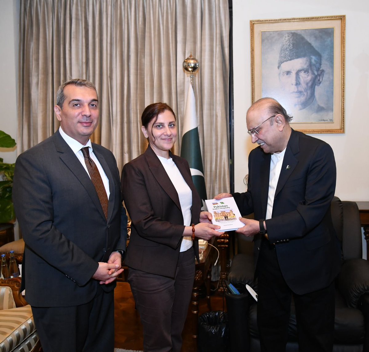 banbhan_raza's tweet photo. Mrs Tarana Farhadova, wife of outgoing Ambassador of Azerbaijan Mr Khazar Farhadov, presenting a pictorial book documenting their five-year stay in Pakistan to President @AAliZardari at Aiwan-e-Sadr. https://t.co/YSuC8uPVdl