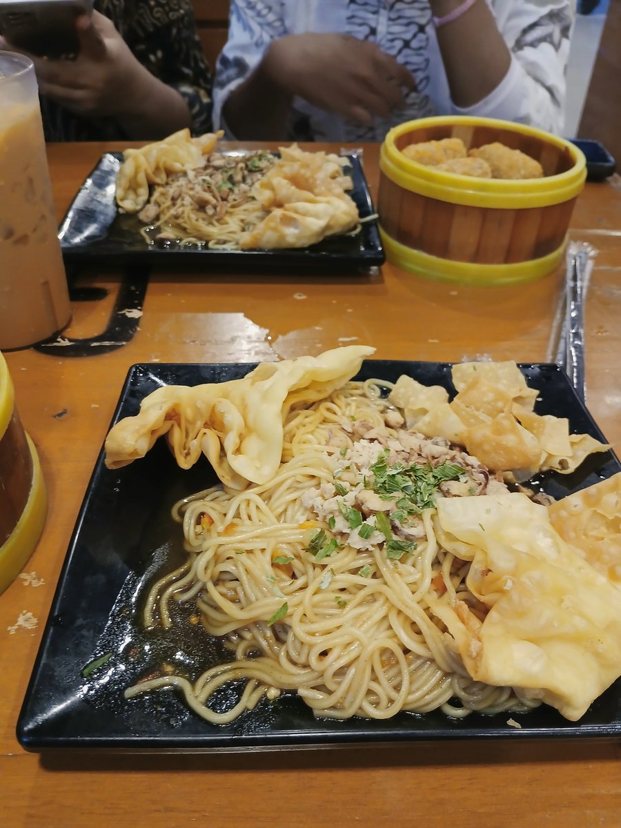 itsmean_andini's tweet photo. Makan di luar rumah hehe… https://t.co/cZ715QELCq