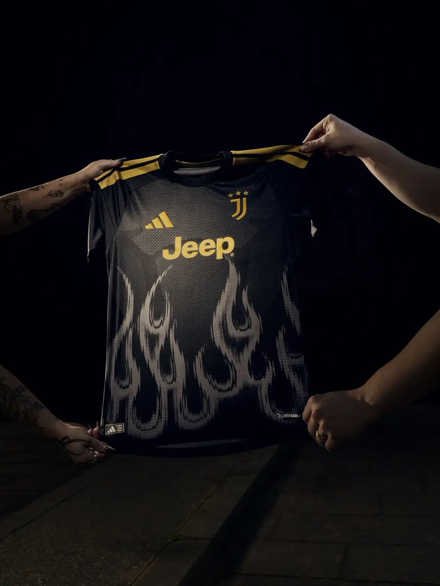 footsoccerpro's tweet photo. La Juventus dégaine son nouveau maillot third 2026 2027 ⚫🟡

Notre note pour ce maillot : 8/10 💥💥💥

#juve #juventus https://t.co/dylAK471HY