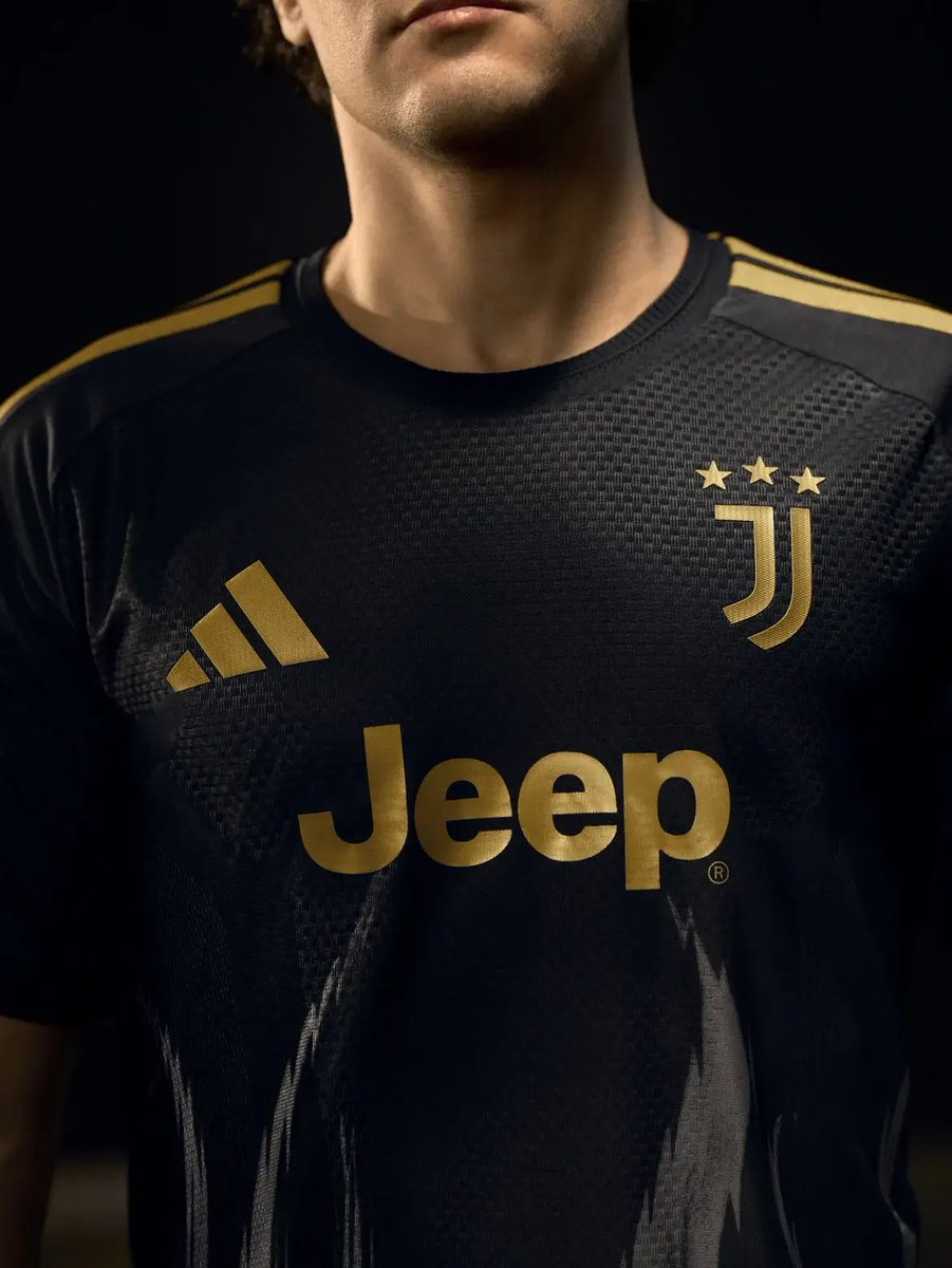 footsoccerpro's tweet photo. La Juventus dégaine son nouveau maillot third 2026 2027 ⚫🟡

Notre note pour ce maillot : 8/10 💥💥💥

#juve #juventus https://t.co/dylAK471HY
