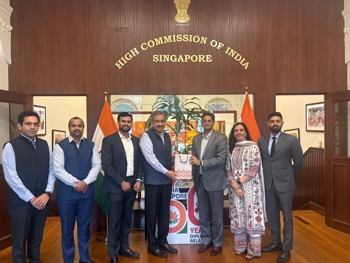 investindia's tweet photo. Team #InvestIndia met H.E. Dr. Shilpak Ambule, @HCI_Singapore, to discuss strengthening India–Singapore investment and business partnerships.

Explore the #IndiaOpportunity: https://t.co/bw5IfdG0wf

#InvestIndia #InvestInIndia #IndiaSingapore https://t.co/f8C5v0OfJP