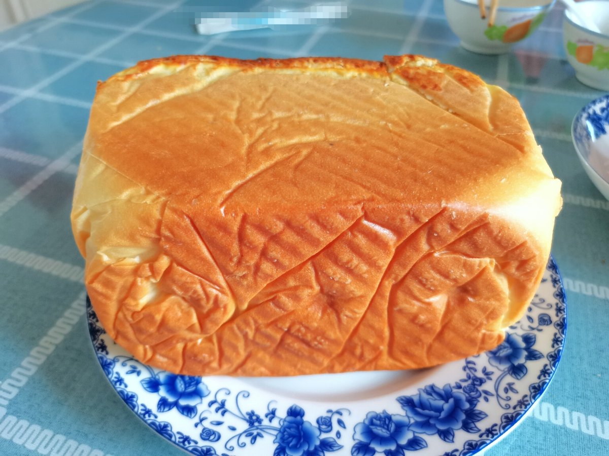 LauraMorriiff7's tweet photo. Just nailed my first perfectly crusted sourdough loaf—warm, tangy, and so satisfying!  Nothing beats the magic of fresh homemade bread from my tiny kitchen.， https://t.co/21PiRNL0ap