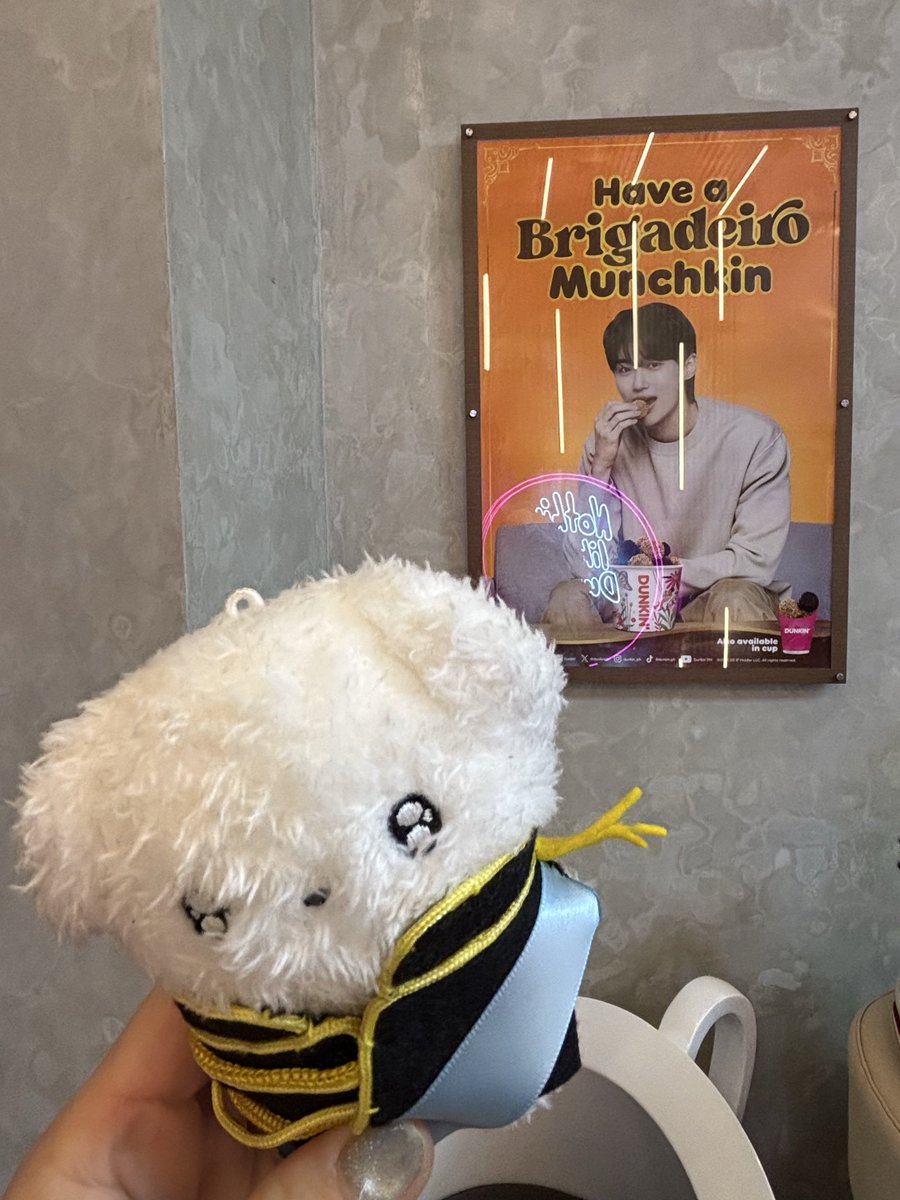 tknkaree26's tweet photo. ウソク〜、
まだフィリピンダンキンドーナツにはいました〜💙
#byeon Woo Seok
#kdrama
#ピョンウソク
#韓国俳優
#韓国ドラマ
#センイル渡韓
#ピョンウソク聖地巡礼
#推し活
#dunkin donuts https://t.co/LFyZTZ19QV