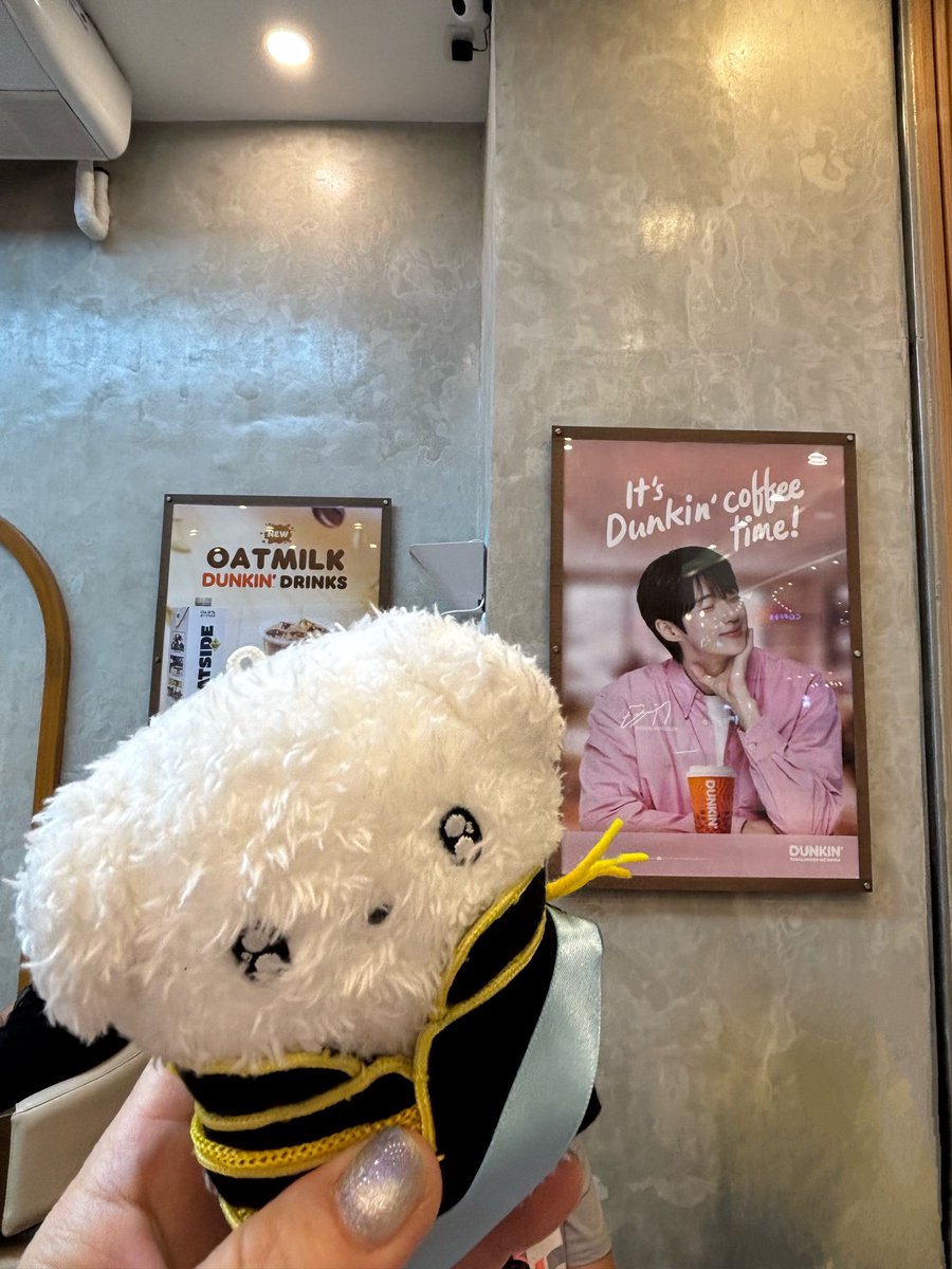 tknkaree26's tweet photo. ウソク〜、
まだフィリピンダンキンドーナツにはいました〜💙
#byeon Woo Seok
#kdrama
#ピョンウソク
#韓国俳優
#韓国ドラマ
#センイル渡韓
#ピョンウソク聖地巡礼
#推し活
#dunkin donuts https://t.co/LFyZTZ19QV