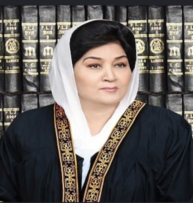 soulful7867's tweet photo. یہ عورت آج ریٹائر ہو رہی ہے. اس کو ساری عمر آپ نے یاد دلانا ہے کہ اس عورت نے کتنی ماؤں کے ساتھ ظلم کیا.

اس عورت کو اللہ لمبی عمر دے اور اس ذندگی کا ہر دن وہ درد ملے اس کو جو اس نے مظلوم بچوں کو اور ان کی ماؤں کو دیا. اور ایک دن یہ رو رو کر ان ماؤں سےمعافی مانگے.

جس بے غیرتی سے اس نے انصاف کی دھجیاں اڑائیں، اس کا حساب تو قیامت کے دن بھی ایسا ہو گا کہ بس.

ایسے جج جہنم میں سب سے نچلے درجے میں ہوں گے ان شا اللہ
