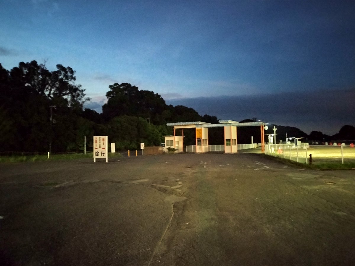 shutujins's tweet photo. 石山合戦

南海 みさき公園から徒歩約8分
駅から西へ約8分ほど坂を下ったところにある灰賦峠の看板地点がタップ場所
道中のみさき公園遊園地跡🎡の大型駐車場が物悲しい🥺雰囲気である
石山合戦終結して2年後の古戦場であり、石山本願寺から離れた場所にある

#信長出陣 https://t.co/t3DLsvQcbq