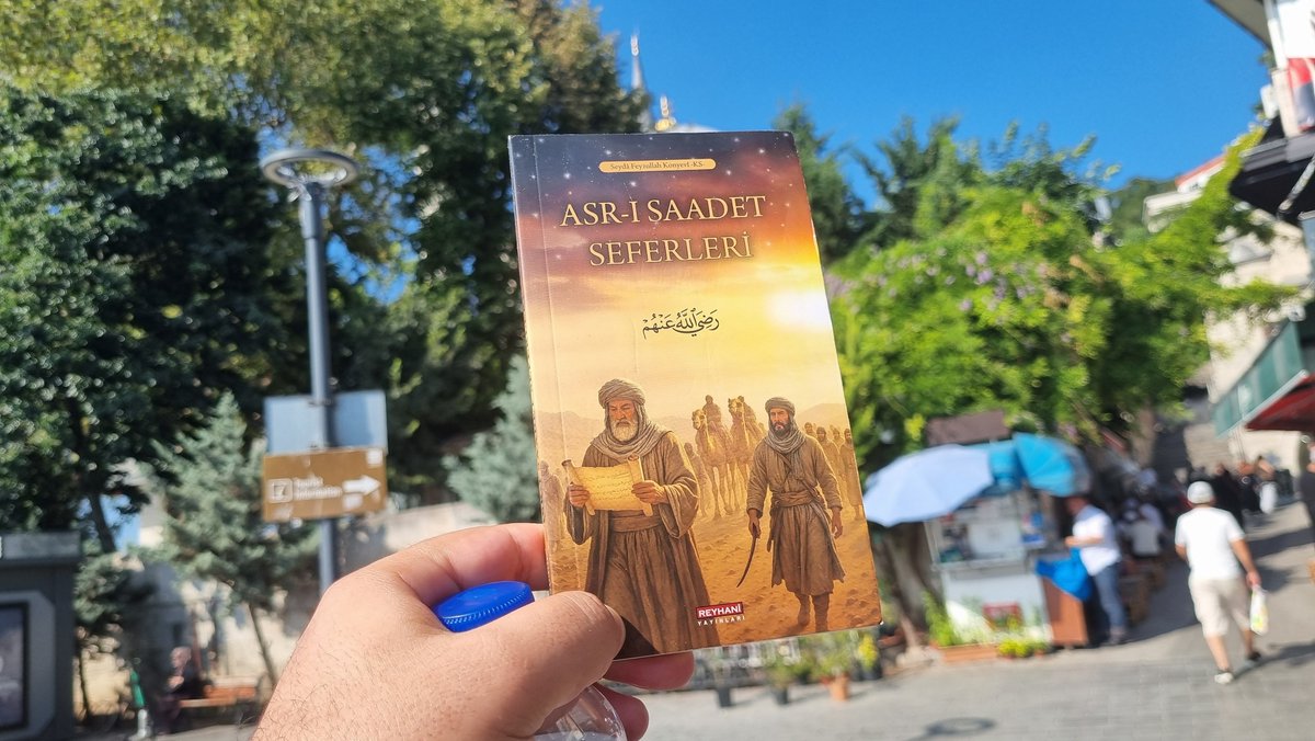 VarolCafer's tweet photo. Seyda'nın sofileri arı gibi maşaallah. Daha önce Esenler meydan da şimdi de Üsküdar Meydan da Seyda'nın kitaplarını halka hediye ederlerken denk geldim. Himmet, hizmet ve gayrete ramdır. https://t.co/foUrQOfCtl