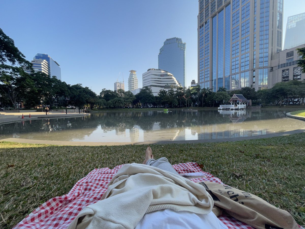 OnnyReview's tweet photo. ชอบไปนั่งเล่น (นอน) 4 สวนในกรุงเทพ ฯ 🌳

- วชิรเบญจทัศ แหล่งกระรอก 🐿 นก ปลา
- สวนลุม ปั่นเรือเป็ดฟรี ! วิวตึกสูง ต้นไม้
- เบญจสิริ ย่านห้าง Em เคยเอาเสื่อไป picnic ตอน 6 โมงเช้า โคตรฟีลกู้ด 
- เบญจิกิติ เย็น ๆ มีน้องหมาเดินเล่น 🕯ตอนกลางคืนโรแมนติก

ชื่อสวนบ้านเรา จำยากจัง 5555 https://t.co/esjUFaX1tl