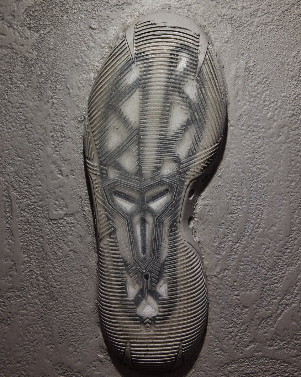 SoleRetriever's tweet photo. MAMBA FOREVER: An art piece by Troy Murray showcases the outsoles of Kobe Bryant’s signature models—including one of an unreleased prototype 🐍

New Kobe models that were being developed with Kobe could be on the way 👀 https://t.co/UlAEIE8cvO