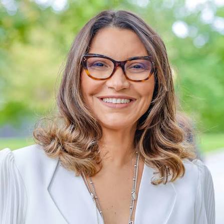 academiadgamers's tweet photo. A primeira-dama Rosângela da Silva, a Janja, afirmou que o governo precisa retirar "imediatamente" a plataforma Discord do ar no Brasil.

"Eu acho que a gente precisa retirar imediatamente o Discord do ar. A gente precisa bloquear o Discord no Brasil de qualquer forma. A gente precisa encontrar instrumentos para isso acontecer, ministro", declarou a primeira-dama ao ministro da Justiça, Wellington César Lima e Silva.

Segundo Janja, o pedido está relacionado ao caso de uma adolescente de 13 anos que teria sido induzida por outros jovens a tirar a própria vida durante uma transmissão realizada na plataforma. Diante do episódio, ela afirmou que o governo deveria buscar mecanismos legais para bloquear o Discord no país.