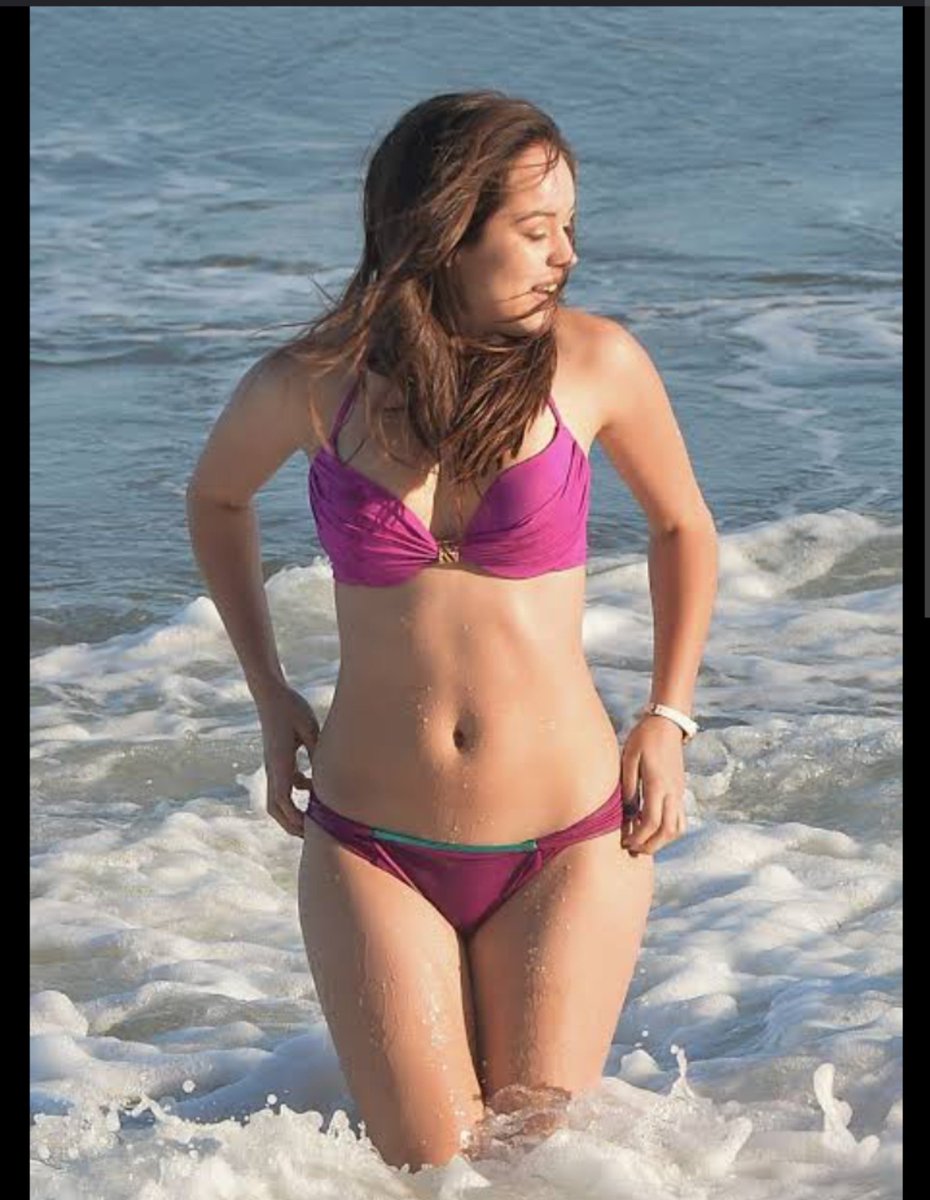 247kwin's tweet photo. Kaitlyn dever enjoying herself in the beach. I don't know she is this hot 🔥🥵🥵🥵🥵 https://t.co/CYLFrYY4zO