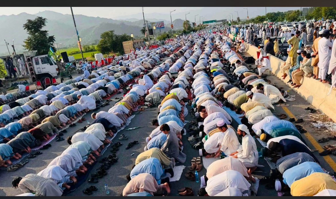 MSaadUsman's tweet photo. وقفہ نماز عصر
چکدرہ موٹروے  بند

Hafiz Naeem
Jamaat e Islami
Bhatta Levy NaManzoor

#JIProtestAgainstBhattaLevy https://t.co/4Ue0IMxh72