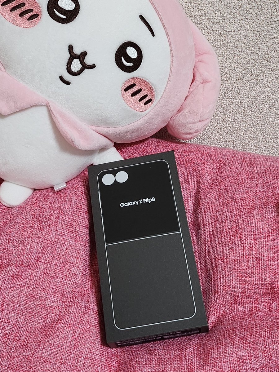 i_mo_mo_t's tweet photo. 今日届いたGalaxy Z Flip8。
今Flip4なのでカバー画面の活用がめちゃくちゃ楽しみ。
まだカバーも届いてないし(アリエク)時間もないから設定はお盆にやれたら良いかな。
初のSIMフリーなのでGalaxy Careには入っておかないと。 https://t.co/yjVzeB6ijN